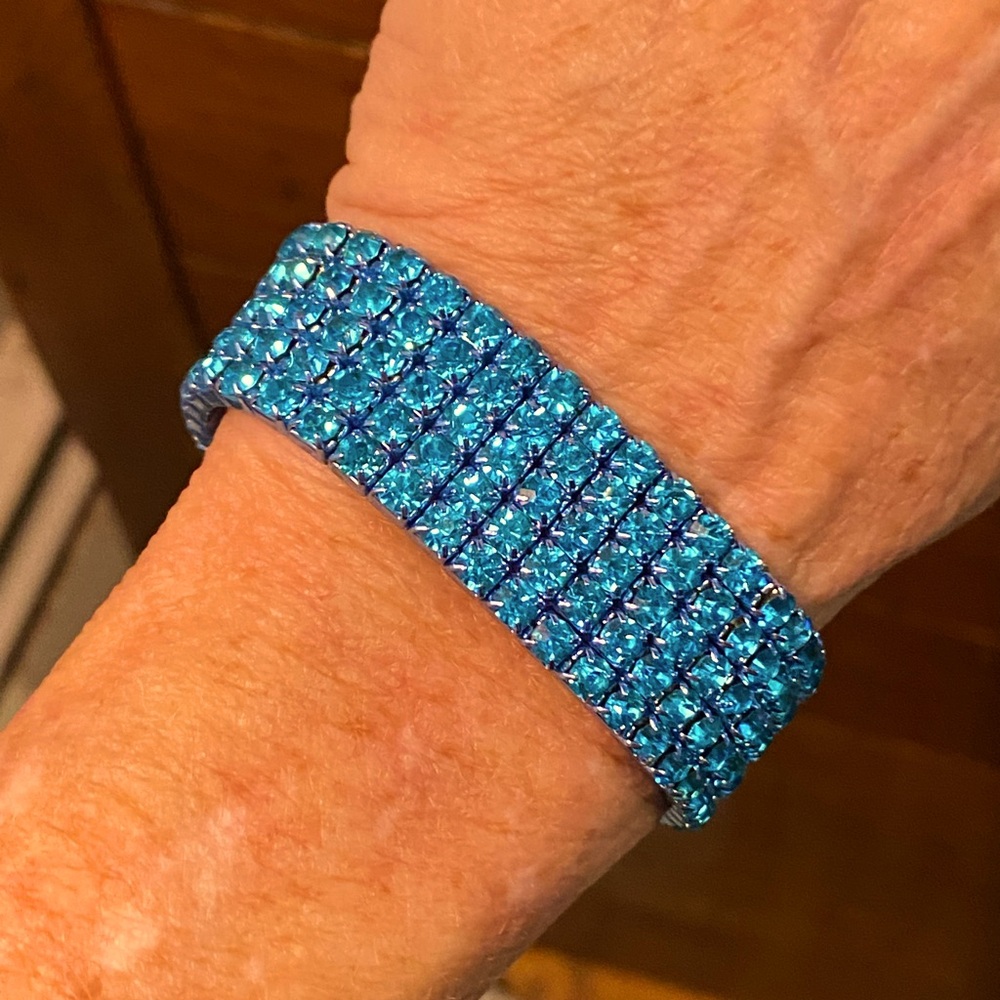 Beautiful ocean blue rhinestone stretch bracelet,NWOT